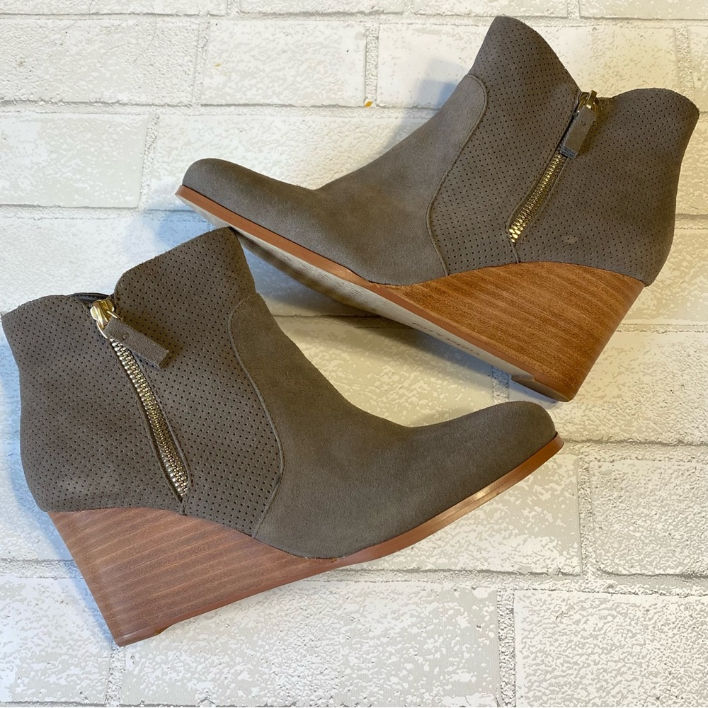 Violet & Red Natalie Taupe Gray Wedge Booties Size 8 1/2